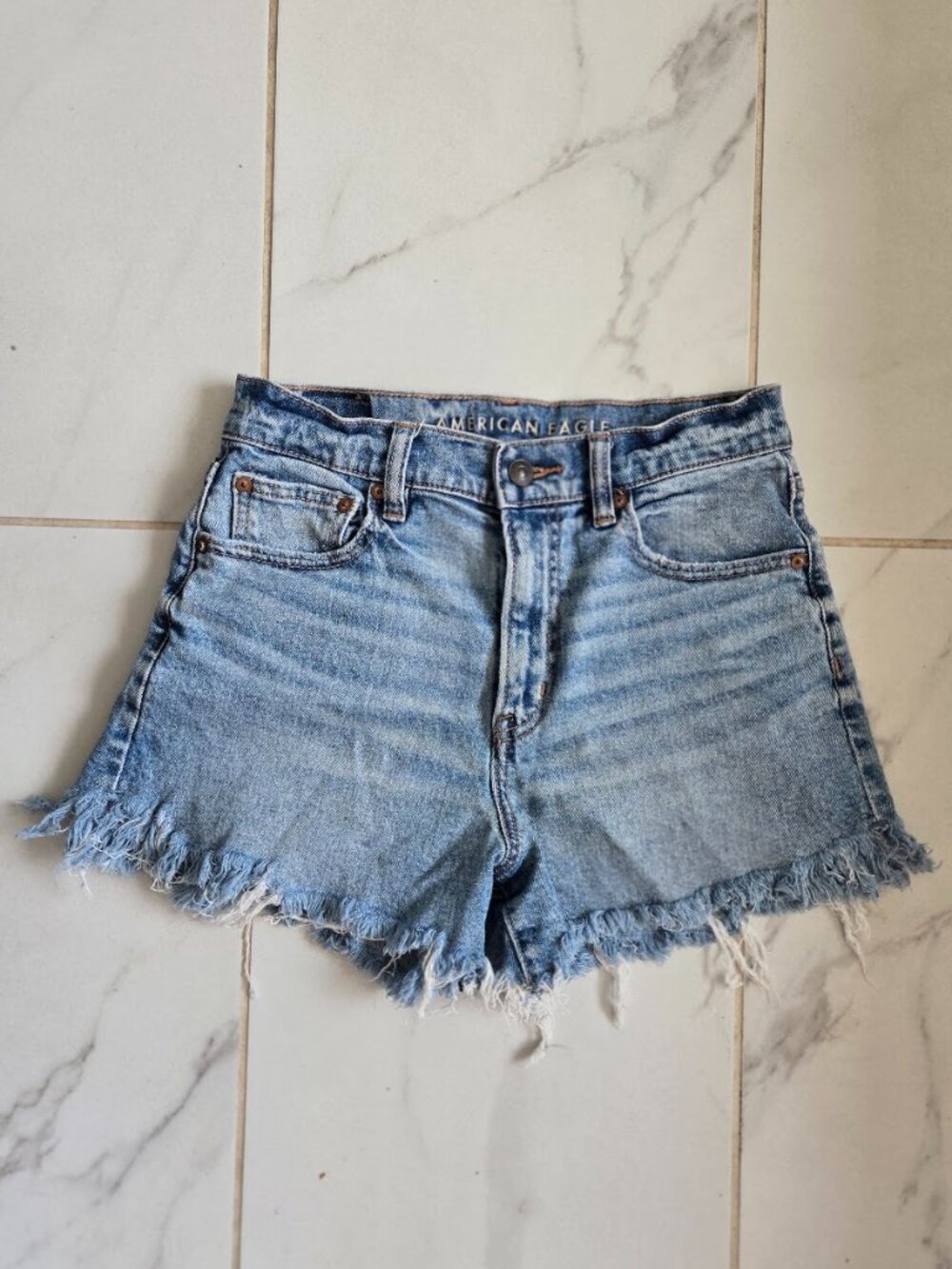 American Eagle Distressed Hem Mid Wash Highest Rise '90s Boyfriend Short Size 4